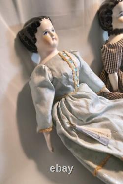 Anciennes poupées en porcelaine 16 avec des vêtements faits main d'origine, 16 poupées en porcelaine