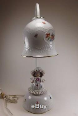 Années 1950 Blanc Porcelaine De Lampe Principale Vintage Doll Light