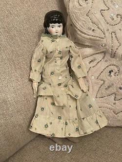 Antique 1875 12 Rare Inhabituel Coiffure Taille Cabinet Chine Poupée W Robe Antique