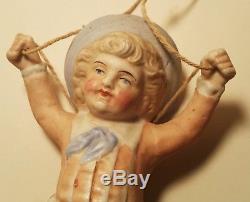 Antique Allemand Porcelaine Lampe À Huile Pull Vtg Fille Jouet Balançoire Bisque Poupée Figurine