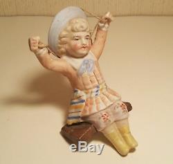 Antique Allemand Porcelaine Lampe À Huile Pull Vtg Fille Jouet Balançoire Bisque Poupée Figurine