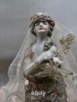 Antique Allemande Mariée Mariée Demi-poupée En Métal Et Dentelle Robe Pearl Trim Veil