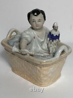 Antique Bébé Du 19ème Siècle Avec Trompette Et Poupée Porcelaine Fairing Trinket Box