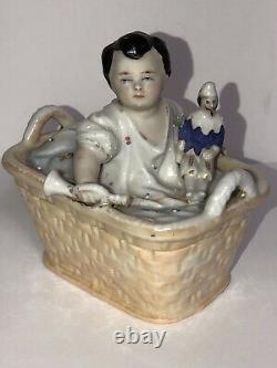 Antique Bébé Du 19ème Siècle Avec Trompette Et Poupée Porcelaine Fairing Trinket Box