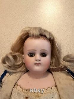 Antique Belton à dôme plein, tête tournée à épaules, bouche fermée, non marquée, entièrement d’origine