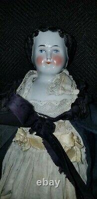 Antique Flat Top Rosy Cheek China Shoulder Head Doll 11,5 Vêtements Anciens Du Corps