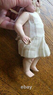 Antique Marqué Allemagne Bisque Porcelaine Jointed Miniature Baby Dollhouse