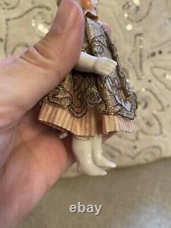 Antique Rare Grande Taille 4.75 Blonde Surgelée Charlotte Avec Robe De Cape Ornée