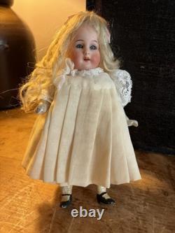Antique poupée fille en biscuit Simon & Halbig n°7 à tête socket, taille cabinet, yeux dormeurs