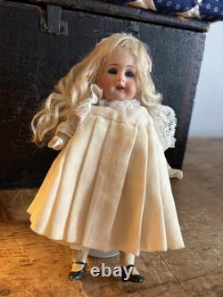 Antique poupée fille en biscuit Simon & Halbig n°7 à tête socket, taille cabinet, yeux dormeurs