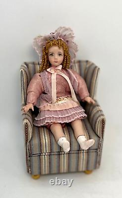 Artisan miniature de maison de poupée Vintage 112 Poupée fille en porcelaine signée et articulée