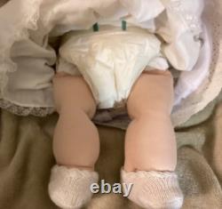 Bébé Porcelaine Cabbage Patch 1985 Signé et Numéroté avec Poupée Vintage