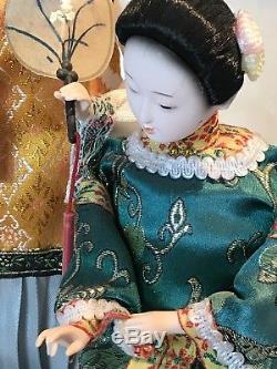 Belle Vintage Japonais Porcelaine Poupées Oeil De Verre En Soie Sat & Debout