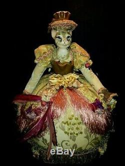 Belle Vintage Poupée Figurine En Céramique Cat Dans La Main Victorienne Robe Conçue 17,5