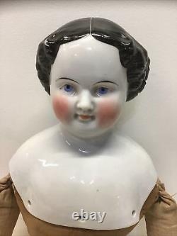 Belle grande poupée ancienne en porcelaine avec une tête en Chine. Front haut avec des cheveux noirs / des yeux bleus.