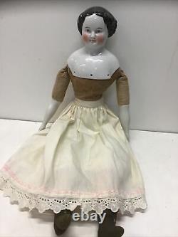Belle grande poupée ancienne en porcelaine avec une tête en Chine. Front haut avec des cheveux noirs / des yeux bleus.