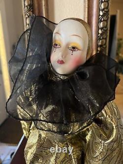 Belle poupée vintage (musique à remonter) Harlequin 26 avec tête et membres en porcelaine