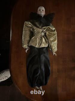 Belle poupée vintage (musique à remonter) Harlequin 26 avec tête et membres en porcelaine
