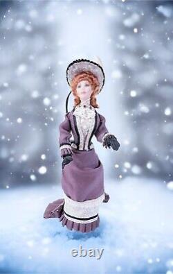 Chapeau et gants en porcelaine miniature de poupée vintage de style victorien en robe violette