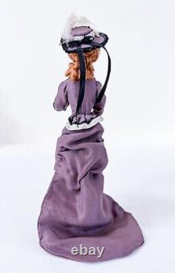 Chapeau et gants en porcelaine miniature de poupée vintage de style victorien en robe violette