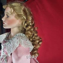 Collection de 36 poupées en porcelaine de l'époque victorienne avec robe rose - M. Reed