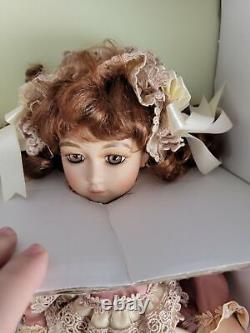 Collection de poupées d'élite vintage en porcelaine fine, poupée victorienne rousse à la chevelure de feu