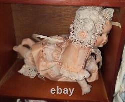 Collection de poupées en porcelaine de la collection Vintage Ashton Drake Perfect Babies avec présentoir rare