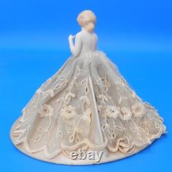 Coussin à épingles en porcelaine vintage de demi-poupée, figurine beauté en train de se baigner, mains loin.