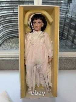 Dans sa boîte Vintage Elke Hutchens DAPHNE Elke's Originals Poupée en porcelaine de 24 avec certificat d'authenticité