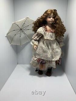 Doll Vintage Avec Parapluie 27 Tall L'une D'une Porcelaine Kind