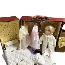 Doll en porcelaine vintage de Cracker Barrel avec lit escamotable, mallette de style victorien en forme de coffre