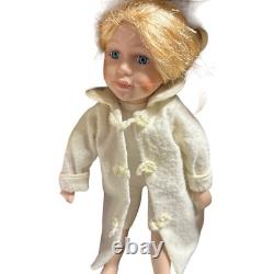 Doll en porcelaine vintage de Cracker Barrel avec lit escamotable, mallette de style victorien en forme de coffre