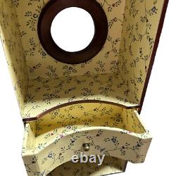 Doll en porcelaine vintage de Cracker Barrel avec lit escamotable, mallette de style victorien en forme de coffre