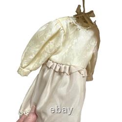 Doll en porcelaine vintage de Cracker Barrel avec lit escamotable, mallette de style victorien en forme de coffre