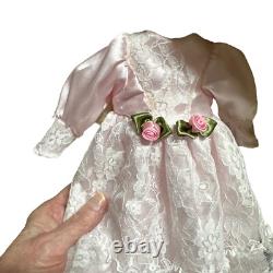 Doll en porcelaine vintage de Cracker Barrel avec lit escamotable, mallette de style victorien en forme de coffre