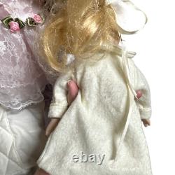 Doll en porcelaine vintage de Cracker Barrel avec lit escamotable, mallette de style victorien en forme de coffre