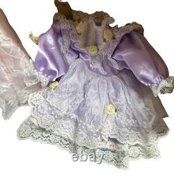 Doll en porcelaine vintage de Cracker Barrel avec lit escamotable, mallette de style victorien en forme de coffre