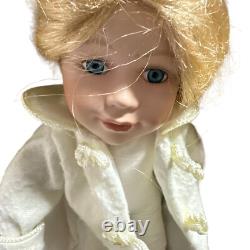 Doll en porcelaine vintage de Cracker Barrel avec lit escamotable, mallette de style victorien en forme de coffre