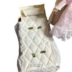 Doll en porcelaine vintage de Cracker Barrel avec lit escamotable, mallette de style victorien en forme de coffre