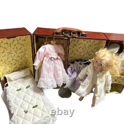 Doll en porcelaine vintage de Cracker Barrel avec lit escamotable, mallette de style victorien en forme de coffre