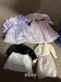 Doll en porcelaine vintage de Cracker Barrel avec lit escamotable, mallette de style victorien en forme de coffre