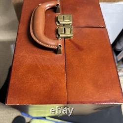 Doll en porcelaine vintage de Cracker Barrel avec lit escamotable, mallette de style victorien en forme de coffre