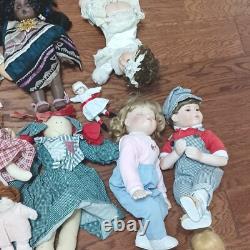 Dolls anciennes en porcelaine et autres, lot de 23 plus quelques accessoires et pièces. PO