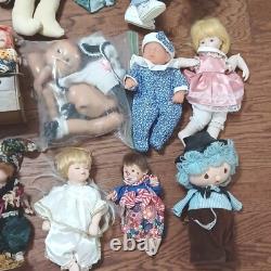 Dolls anciennes en porcelaine et autres, lot de 23 plus quelques accessoires et pièces. PO