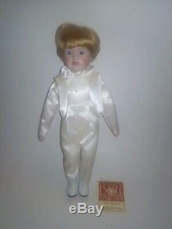 Dynastie (vintage / Porcelaine) Collection Doll (bleu Eyes) - Ring Bearer