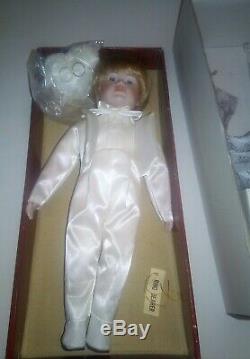 Dynastie (vintage / Porcelaine) Collection Doll (bleu Eyes) - Ring Bearer