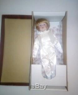 Dynastie (vintage / Porcelaine) Collection Doll (bleu Eyes) - Ring Bearer