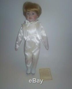 Dynastie (vintage / Porcelaine) Collection Doll (bleu Eyes) - Ring Bearer