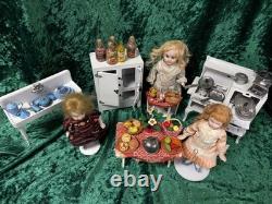 Ensemble de cuisine de maison de poupée en fonte Vintage Arcade avec poupées en biscuit et miniatures