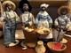 Ensemble De Poup&eacute;es En Porcelaine Vintage Sign&eacute; Q. S. Quincy Scarborough, 4 Figurines Et Accessoires